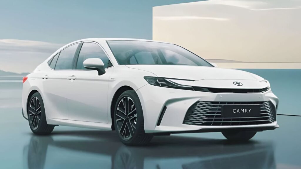 Toyota Camry là sedan hạng trung cao cấp, nổi bật với thiết kế tinh tế.